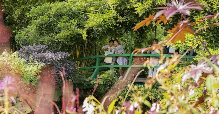 Paris: Giverny & Versailles Small Group or Private Tour - What the guide adds to the day