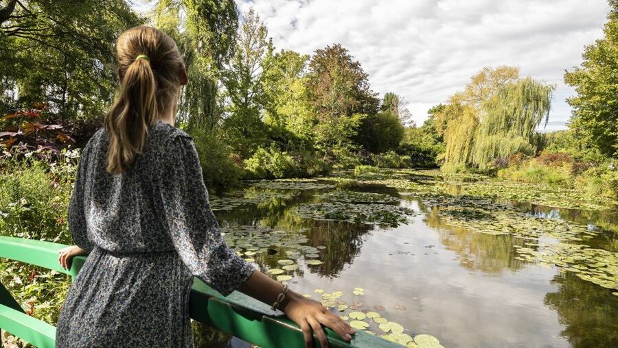 Paris: Giverny & Versailles Small Group or Private Tour - Who should book this day trip?