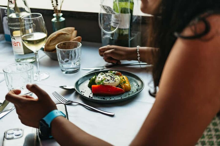 Paris: Gourmet Dinner Cruise on Seine River with Live Music - The route from the Statue of Liberty to Notre-Dame