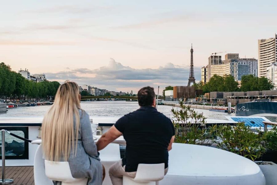 Paris: Gourmet Dinner Cruise on Seine River with Live Music - What the three-course dinner is really like