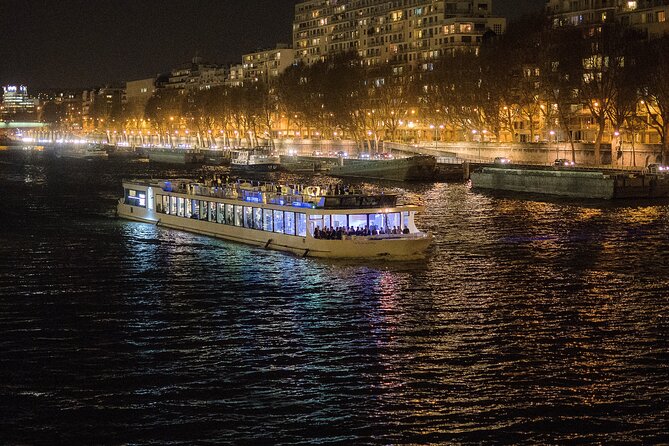 Paris Gourmet Dinner Seine River Cruise with Singer and DJ Set - The singer and DJ change the mood