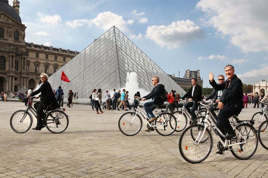 Paris: Guided bike tour - Greatest monuments of the capital - What the guide adds to the ride
