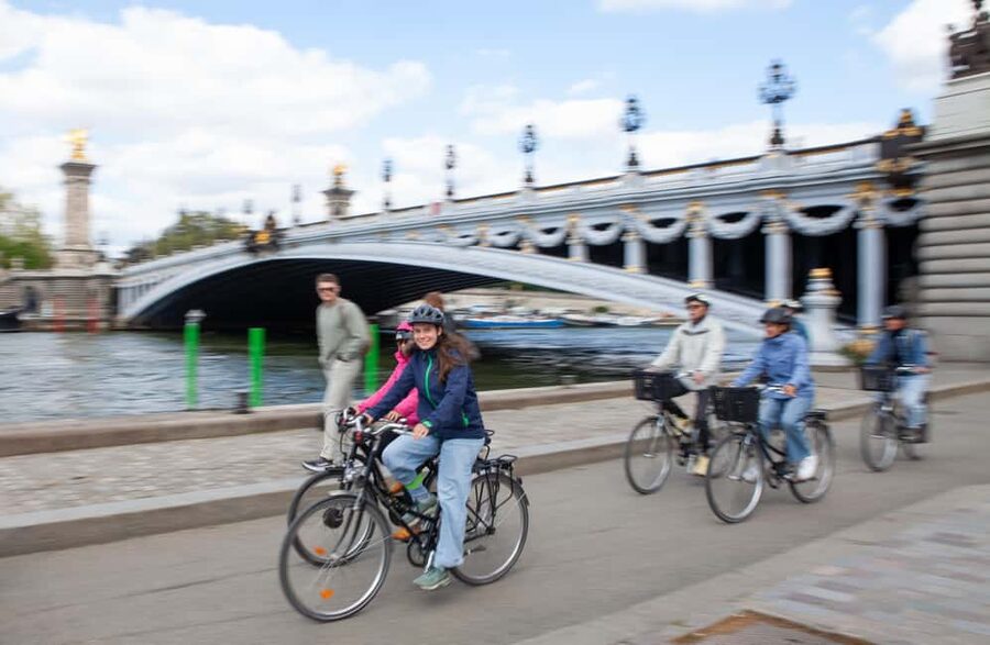 Paris: Guided bike tour - Greatest monuments of the capital - Bikes, safety, and the real riding difficulty