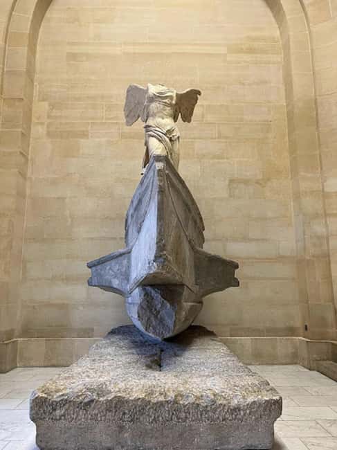 Paris: Guided tour in PORTUGUESE at the Louvre-semi-private - Entering with express security