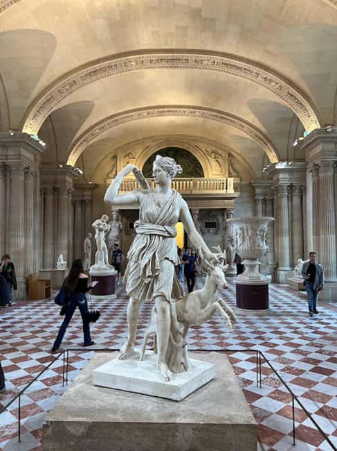 Paris: Guided tour in PORTUGUESE at the Louvre-semi-private - Royal jewelry and rooms shaped by Versailles
