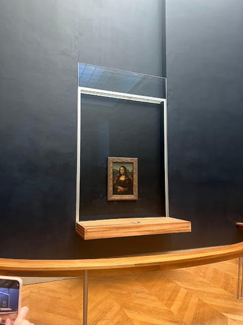 Paris: Guided tour in PORTUGUESE at the Louvre-semi-private - Photos without letting the camera take over