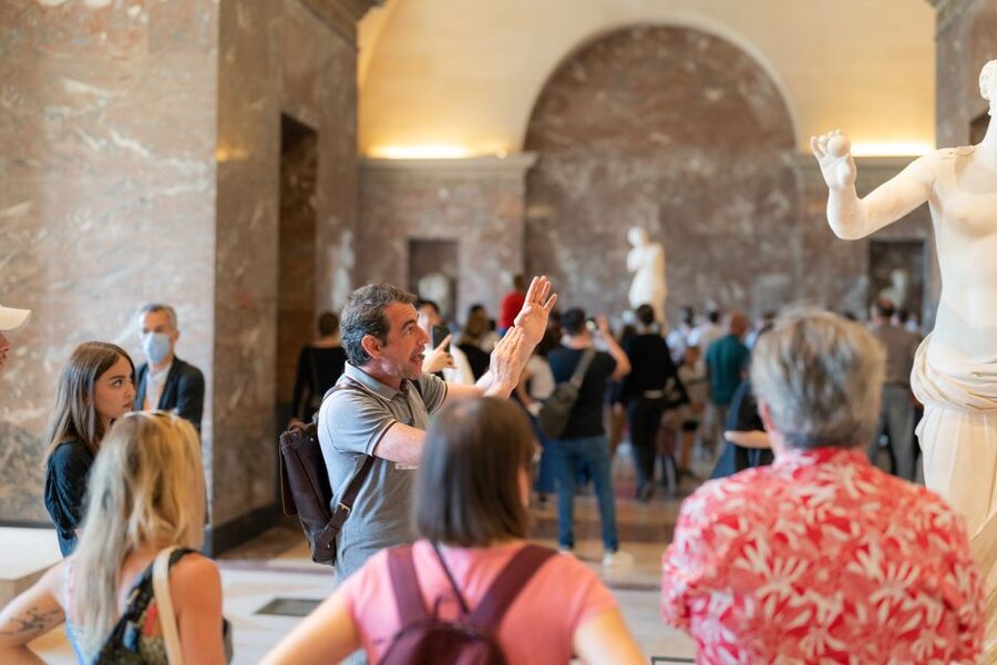 Paris: Guided Tour of the Must-Sees of the Louvre Museum - Crowds, bottlenecks, and the Mona Lisa room