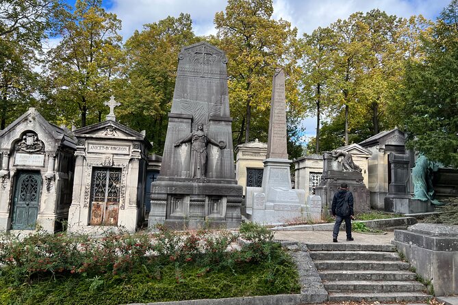 Paris: Haunted Père Lachaise Cemetery Guided Tour - Why a guide is more useful than a map