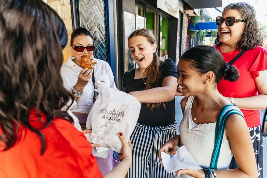 Paris: Hidden Gems of Montmartre with Local Guide - Why this two-hour Montmartre walk works