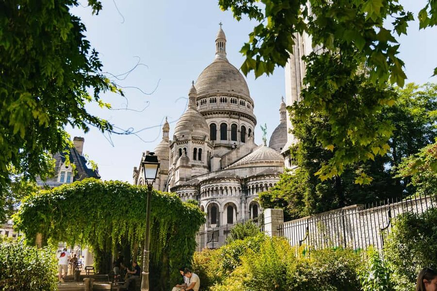 Paris: Hidden Gems of Montmartre with Local Guide - Cafés, artists, and the first taste of Montmartre
