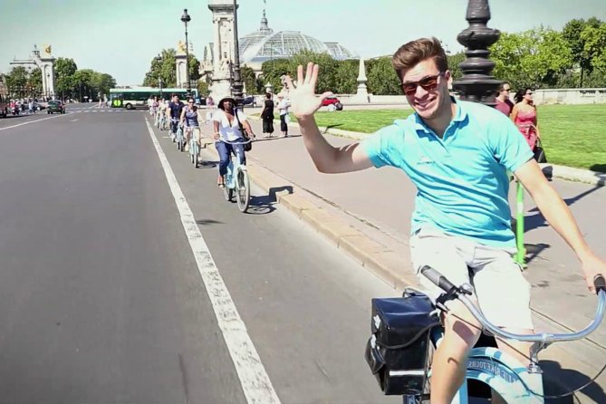 Paris Highlights Bike Tour: Eiffel Tower, Louvre and Notre-Dame - Why a bike is a smart way to see Paris