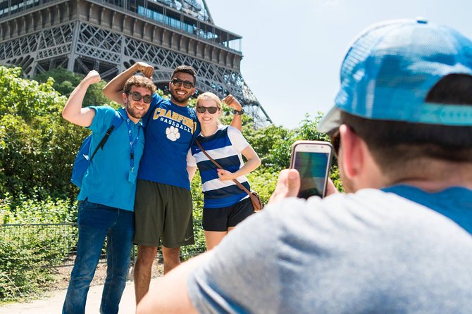 Paris Highlights Bike Tour: Eiffel Tower, Louvre and Notre-Dame - Pace, traffic, weather, and family fit