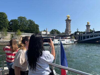 Hop-On Hop-Off Seine Cruise Pass with 9 Stops