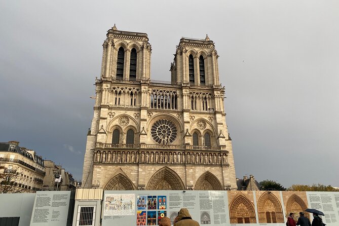 Paris: Île de la Cité and Notre-Dame Walking Tour With Crypt - The Palais de Justice, Conciergerie, and medieval clock