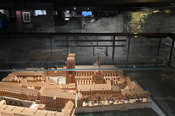 Paris: Île de la Cité and Notre-Dame Walking Tour With Crypt - Marché aux Fleurs and the island’s everyday side