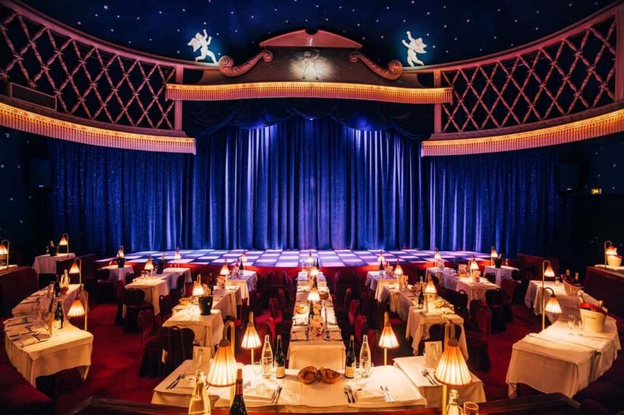 Paris: La Nouvelle Eve Cabaret Show with Champagne - What happens during Paris je t’aime
