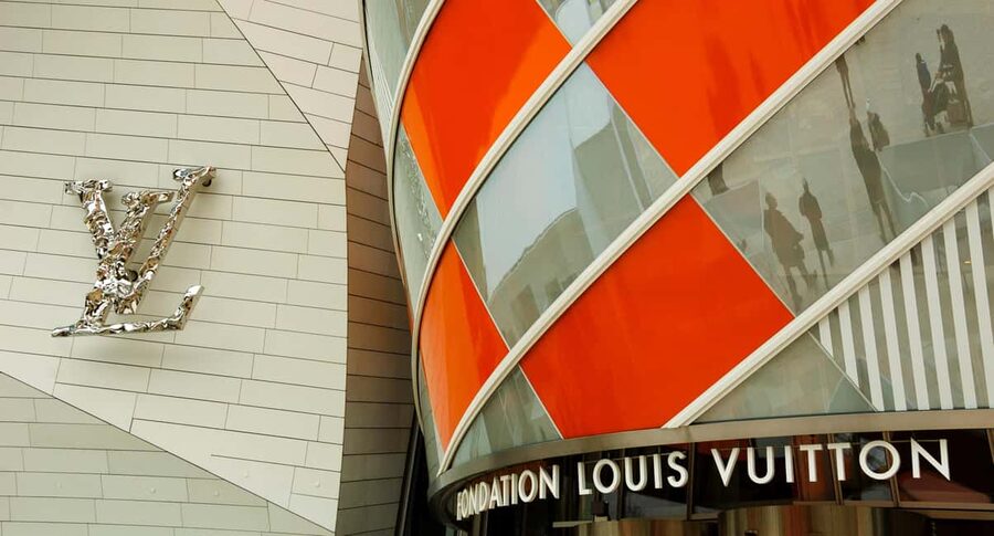 Paris: Louis Vuitton Foundation Exterior Tour with Entry - Walking through Jardin d’Acclimatation