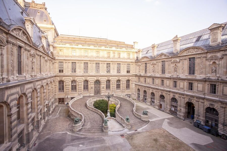 Paris Louvre: 2-Hour Private Tour for Groups or Families - Crowds, heat, and practical limits