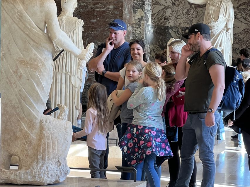 Paris Louvre: 2-Hour Private Tour for Groups or Families - Entering through the separate entrance