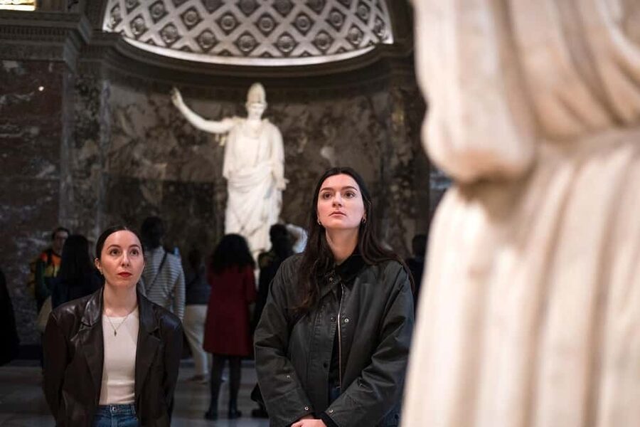 Paris: Louvre Masterpieces Tour with Pre-Reserved Tickets - The Louvre’s essential route in two hours