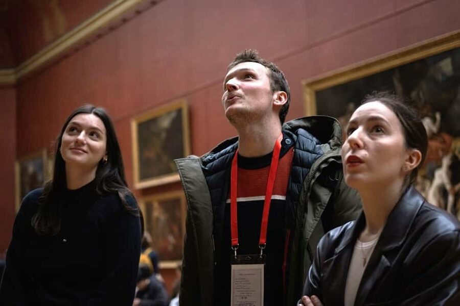 Paris: Louvre Masterpieces Tour with Pre-Reserved Tickets - Neoclassical sculpture and the Louvre’s grand interiors
