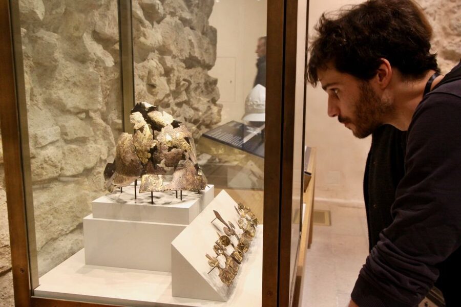 Paris: Louvre Museum Highlights and Mona Lisa Tour - Group size, headsets, and guide quality