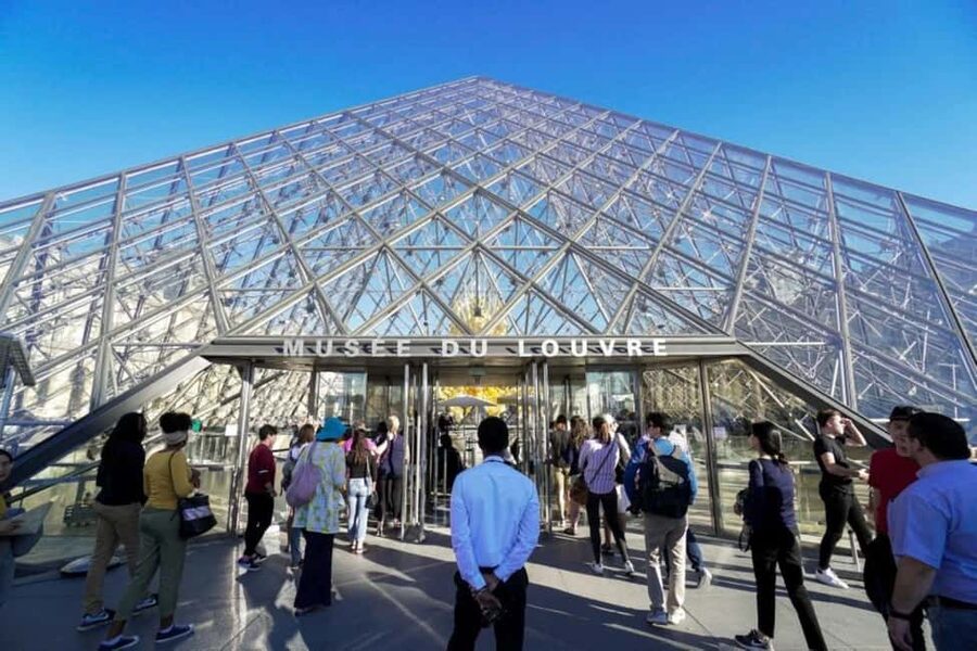 Paris: Louvre Museum Hosted Entry and Mona Lisa Audioguide - Meeting the host before the Louvre