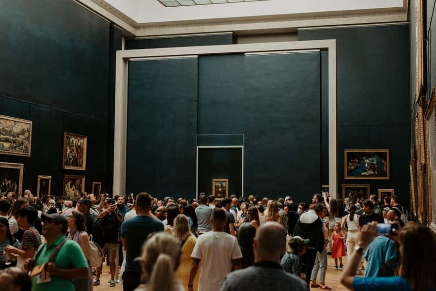 Paris: Louvre Museum Hosted Entry and Mona Lisa Audioguide - Reaching the Mona Lisa