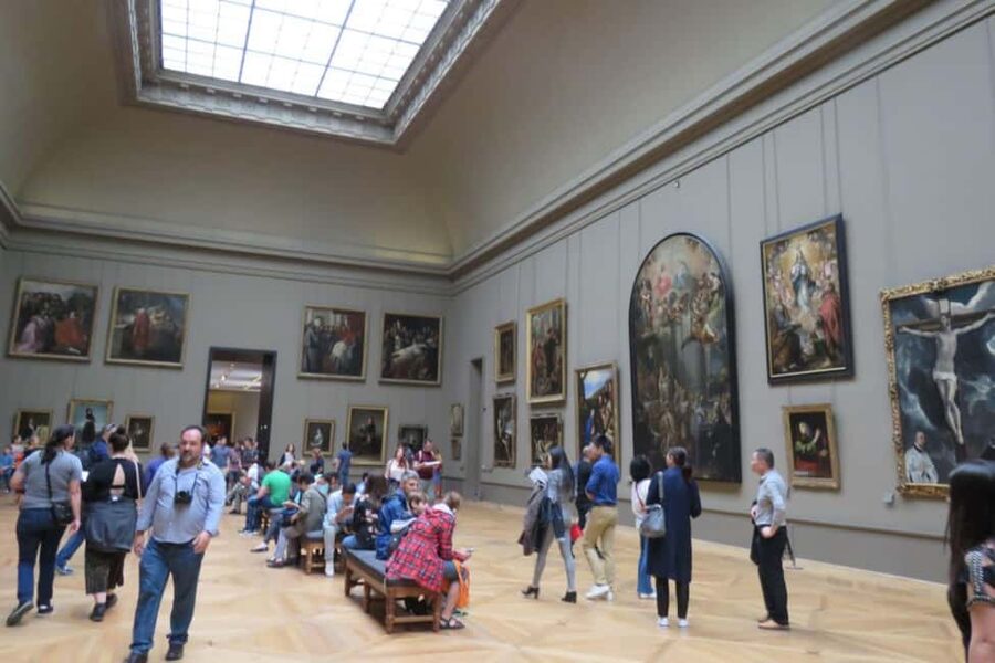 Paris: Louvre Museum Hosted Entry & Masterpieces Audio Guide - Entering the Louvre with a host