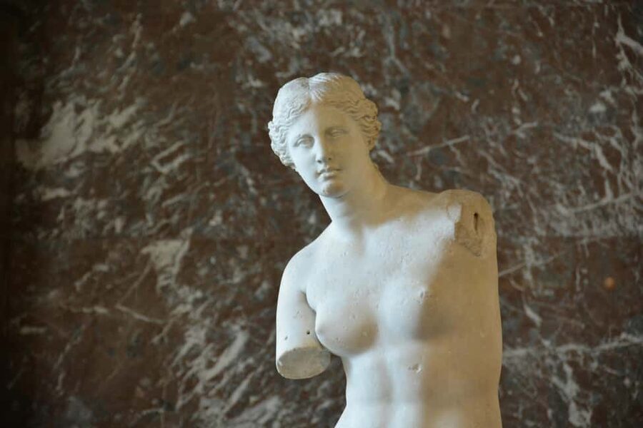 Paris: Louvre Museum Hosted Entry & Masterpieces Audio Guide - Using the Masterpieces audio app