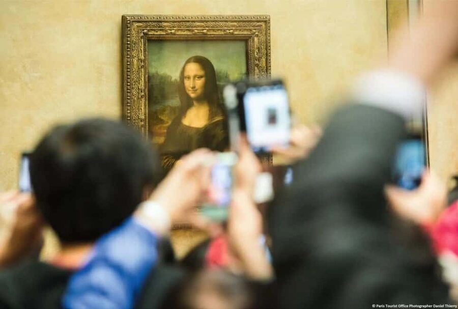 Paris: Louvre Museum Hosted Entry & Masterpieces Audio Guide - Prepare your phone, headphones, and documents