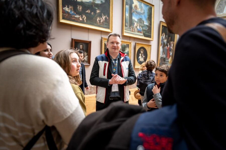 Paris: Louvre Private Family Tour for Kids + Reserved Entry - The Louvre building is part of the lesson