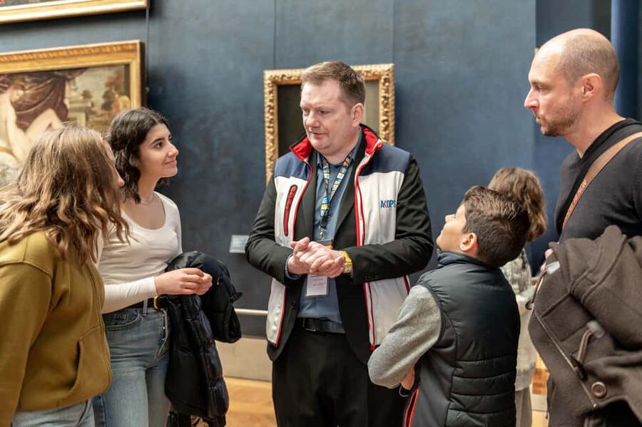 Paris: Louvre Private Family Tour for Kids + Reserved Entry - Mona Lisa, Venus de Milo, and Winged Victory
