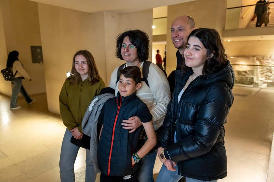 Paris: Louvre Private Family Tour for Kids + Reserved Entry - Is $294 per person good value?