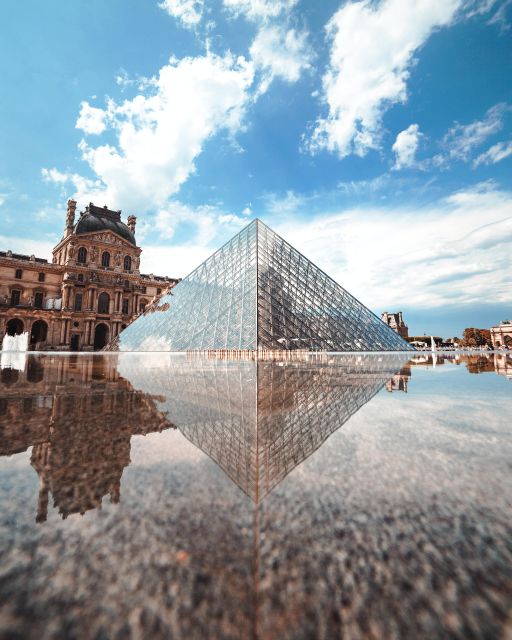 Paris: Louvre Ticket with Audioguide App and Seine Cruise - Entering the Louvre with a smartphone audioguide