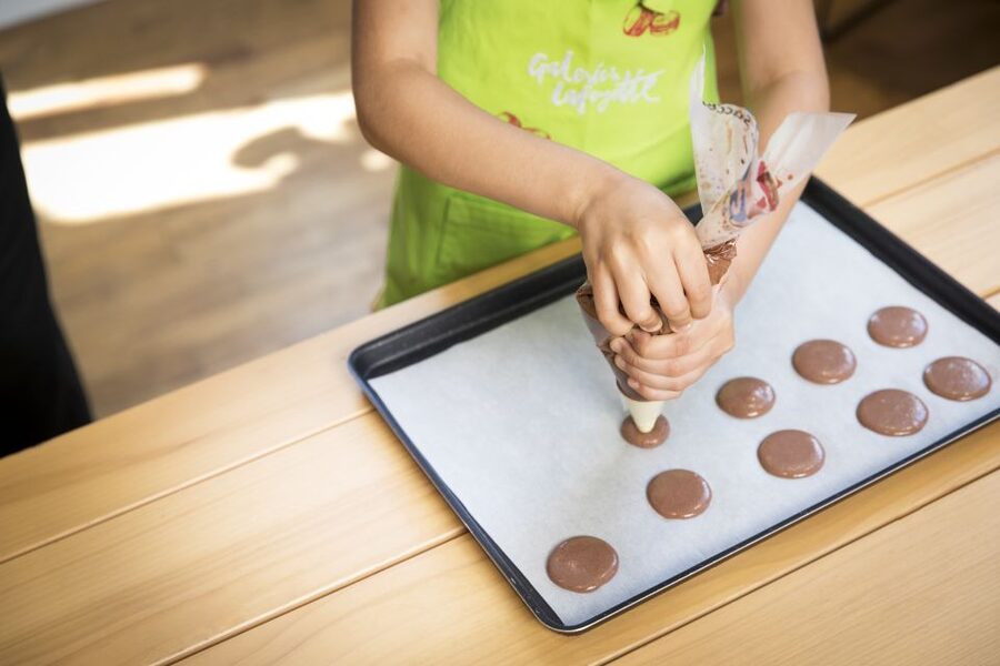 Paris: Macaron Class at Galeries Lafayette - Language, age limits, and family sessions