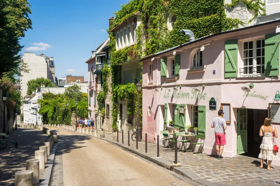 Paris Montmartre: 2-Hour City Tour in German - Why Montmartre works best as a walking tour