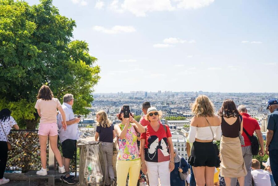 Paris Montmartre: 2-Hour City Tour in German - Place du Tertre, the postcard center