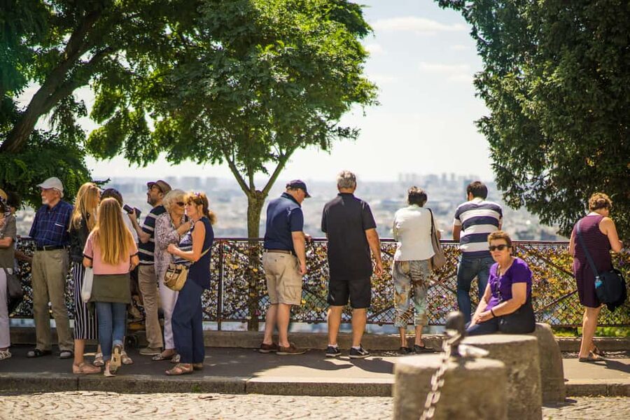 Paris Montmartre: 2-Hour City Tour in German - What the guide adds to the experience