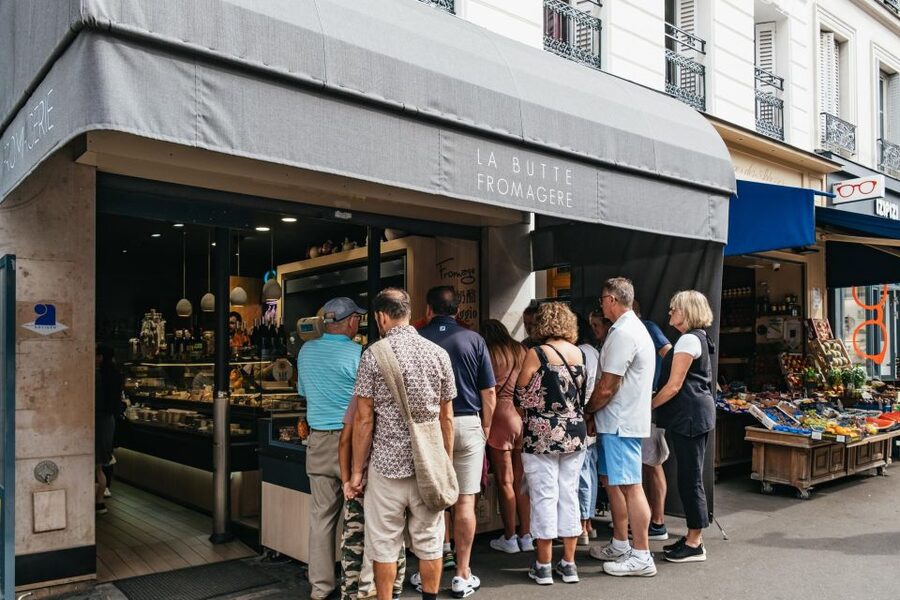 Paris: Montmartre Food and Wine Guided Tour - Seafood, French wine, and a family-owned institution
