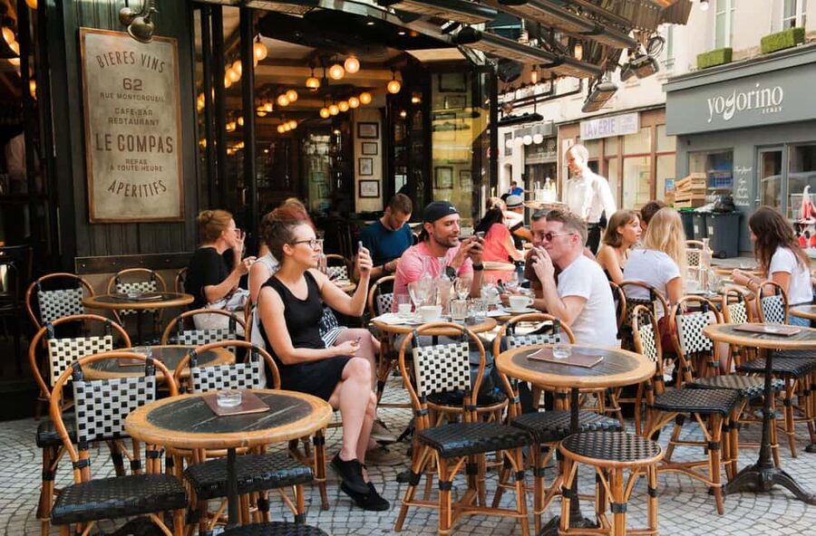 Paris: Montmartre Food Tour with Full Meal - Place du Tertre, artists, and a proper savory course