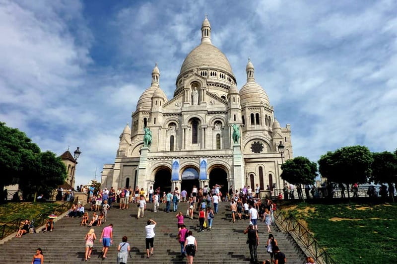 Paris: Montmartre Hidden Gems and Highlights Walking Tour - Place du Tertre and the artists’ square