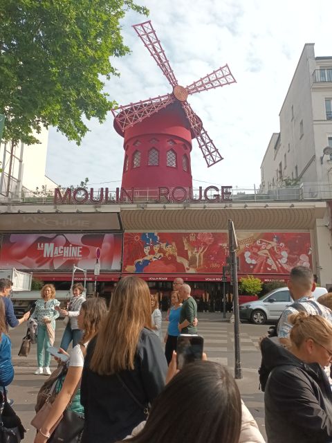 Paris: Montmartre Small Group Guided Walking Tour - Ending at the Moulin Rouge