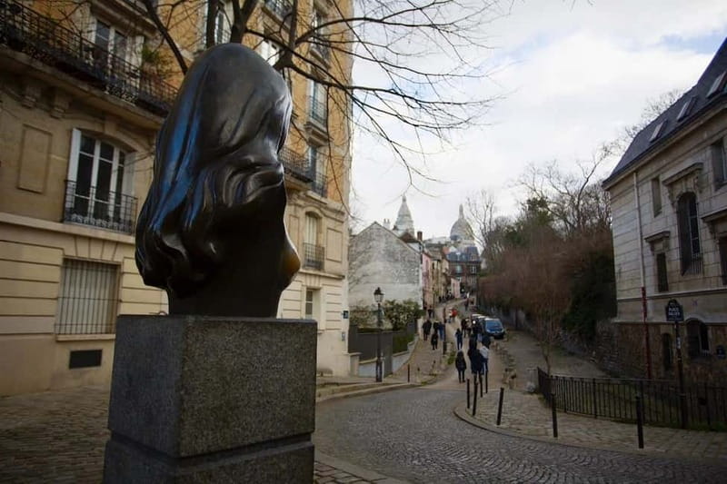 Paris: Montmartre. The old artist village+its unique charm. - Starting below Montmartre at Moulin Rouge