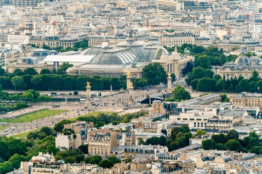 Paris: Montparnasse Tower Observation Deck Entry Ticket - Using the Magnicity app to identify the monuments