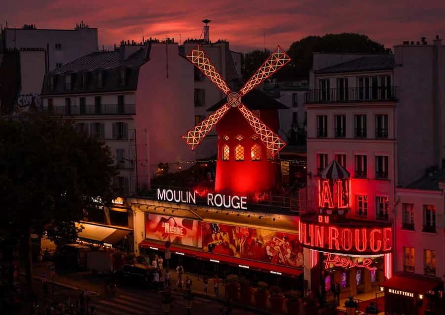 Paris: Moulin Rouge Cabaret Show Ticket with Champagne - How long the evening feels