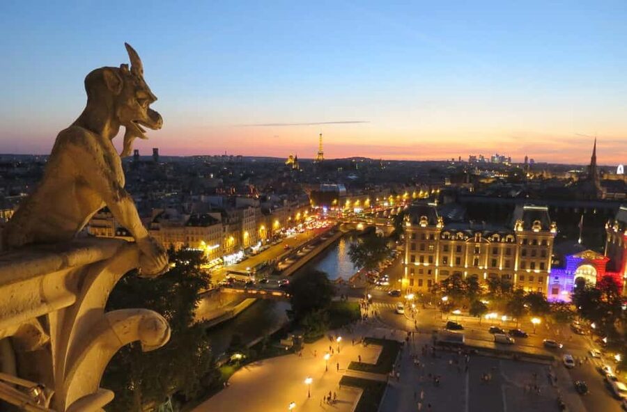 Paris: Night City Tour in a van for up to 7 people - The Eiffel Tower and western Paris