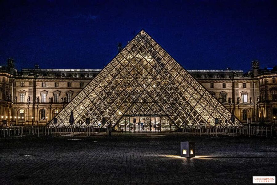 Paris: Night City Tour in a van for up to 7 people - Moulin Rouge and Pigalle after sunset