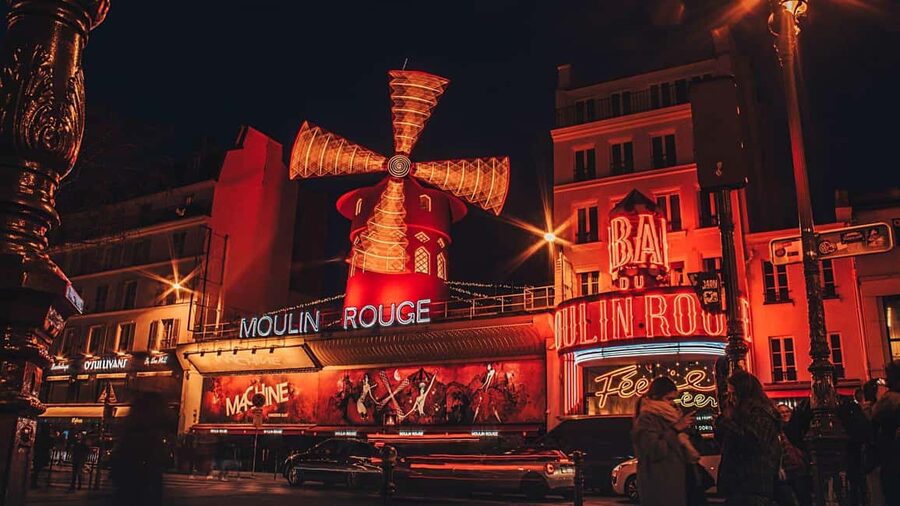 Paris: Night City Tour in a van for up to 7 people - Opéra Garnier and the Louvre