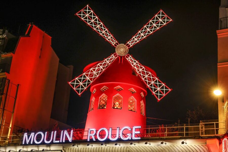 Paris: Night City Tour in a van for up to 7 people - Notre-Dame, the Sorbonne, and the Left Bank